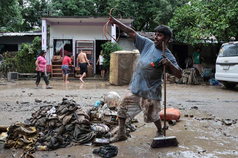 Alertan a familias para evacuar zonas de riesgo en la Sierra Norte