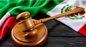 imagen: Mazo judicial, símbolo del Estado de derecho, descansa junto a la bandera mexicana, en alusión a la justicia que debe prevalecer como el pilar fundamental de la democracia y la protección de los derechos ciudadanos frente al poder / Newsweek Baja California.