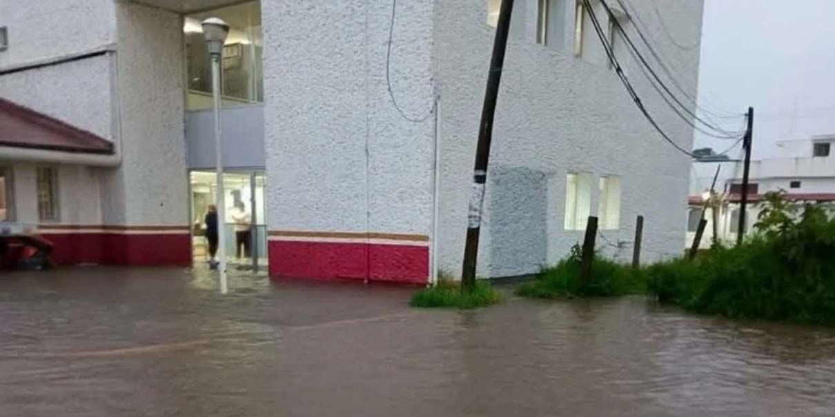 Pacientes trasladados por IMSS tras colapso de hospital en Villa Ávila Camacho