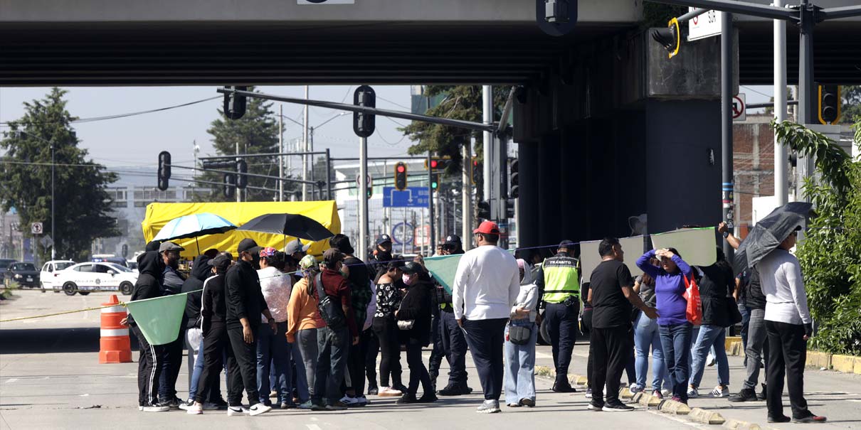 Padres de familia y la 28 de Octubre mantienen bloqueos en la capital poblana