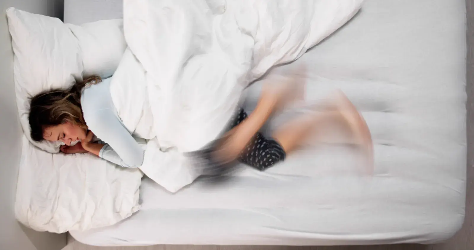 ¿Te cuesta dormir por mover las piernas? Podría ser una señal temprana del Parkinson