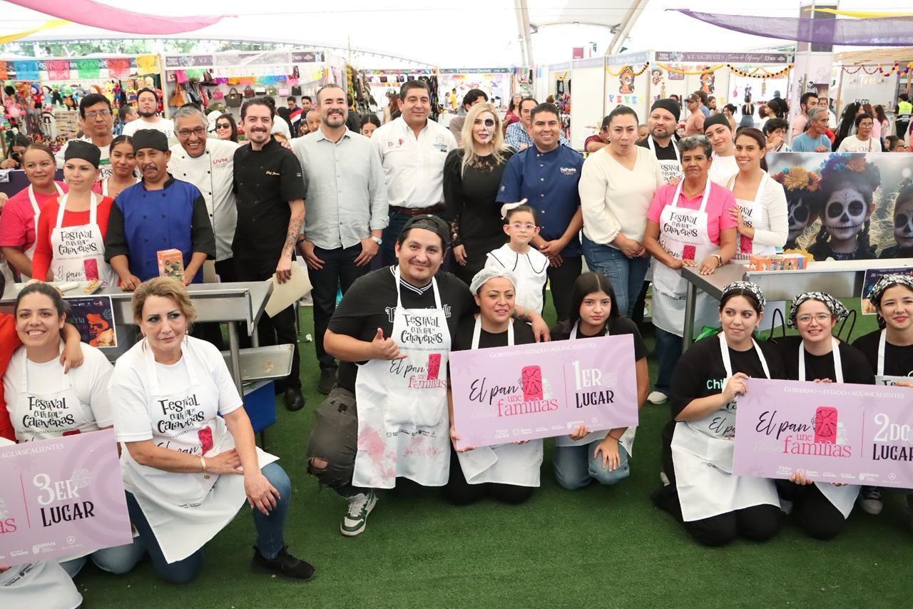 Participan familias en la elaboración de Pan de Muerto