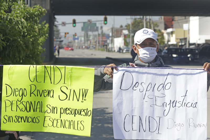 Padres de familia y la 28 de Octubre mantienen bloqueos en calles principales