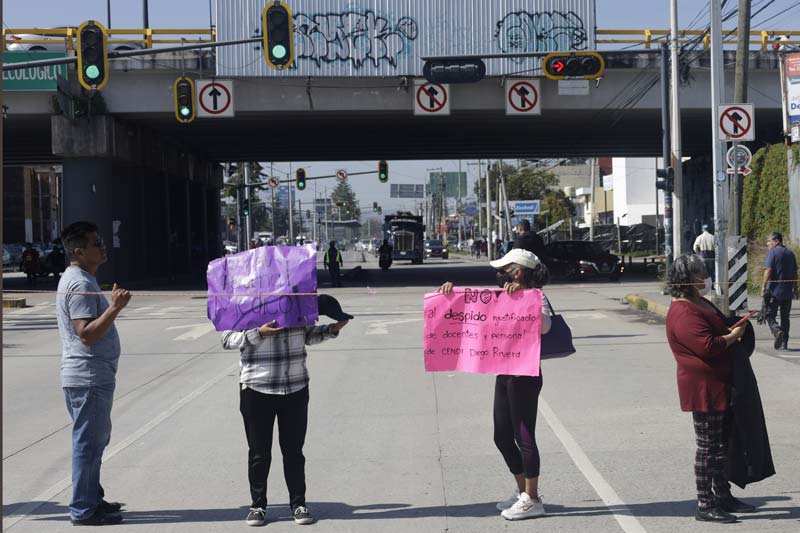 Padres de familia y la 28 de Octubre mantienen bloqueos en calles principales
