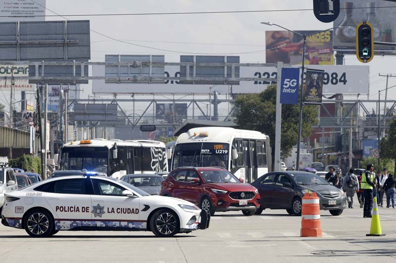 Padres de familia y la 28 de Octubre mantienen bloqueos en calles principales