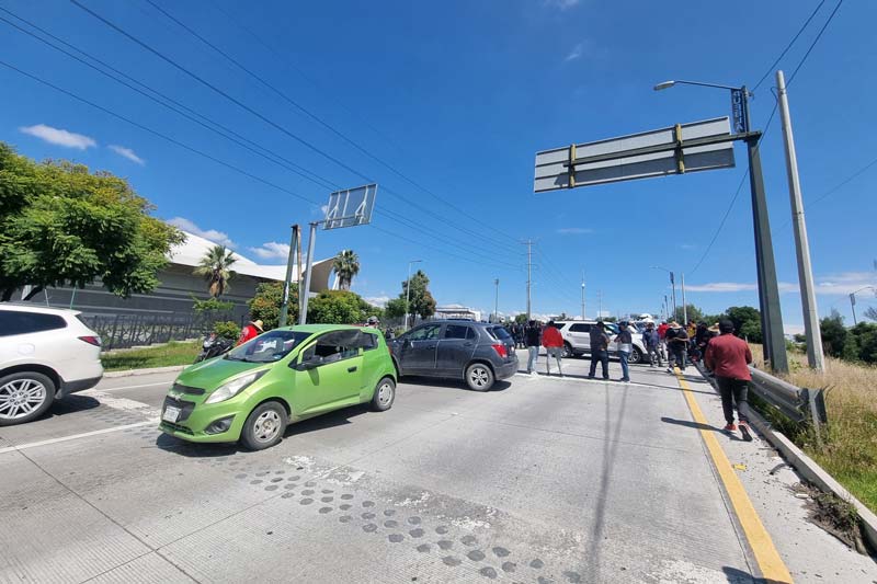 Padres de familia y la 28 de Octubre mantienen bloqueos en calles principales