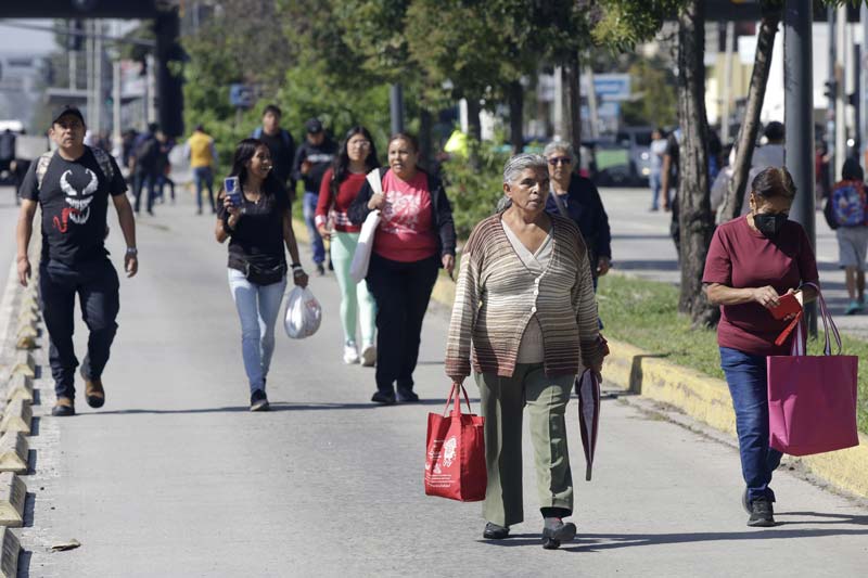 Padres de familia y la 28 de Octubre mantienen bloqueos en calles principales