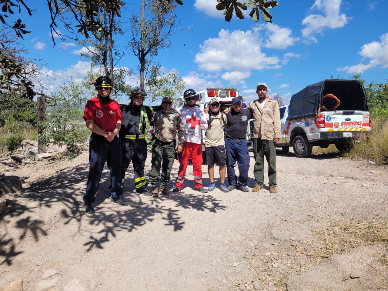 Rescatan paramédicos y guardabosques a una persona en el Cerro del Muerto