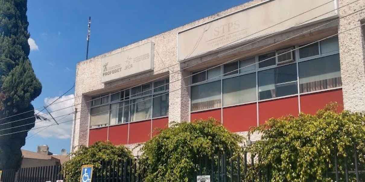 Trabajadores de la STPS Puebla paran labores en protesta por falta de aumento salarial