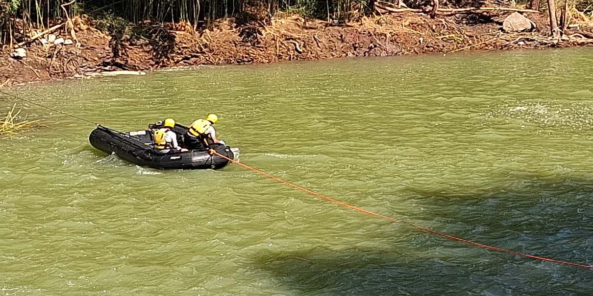 Auto es arrastrado por corriente en Los Vados; tripulantes continúan desaparecidos