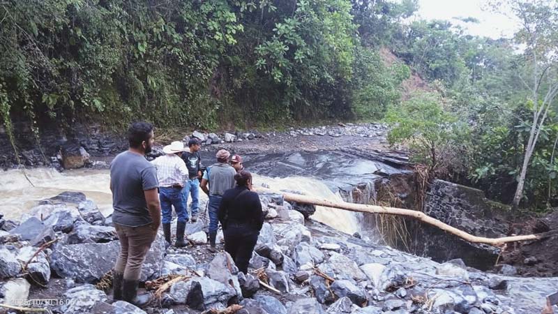 Caminos y puentes destruidos por Jerry en Tlacuilotepec; municipio incomunicado