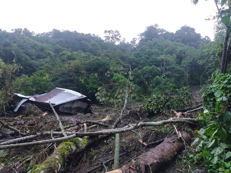 Caminos y puentes destruidos por Jerry en Tlacuilotepec; municipio incomunicado