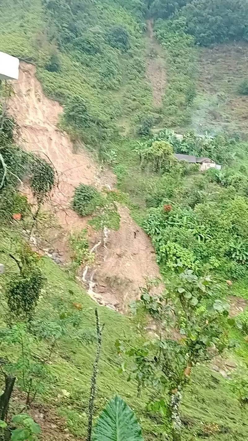 Caminos y puentes destruidos por Jerry en Tlacuilotepec; municipio incomunicado
