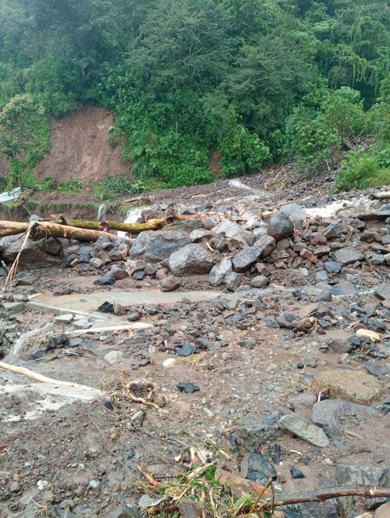 Caminos y puentes destruidos por Jerry en Tlacuilotepec; municipio incomunicado