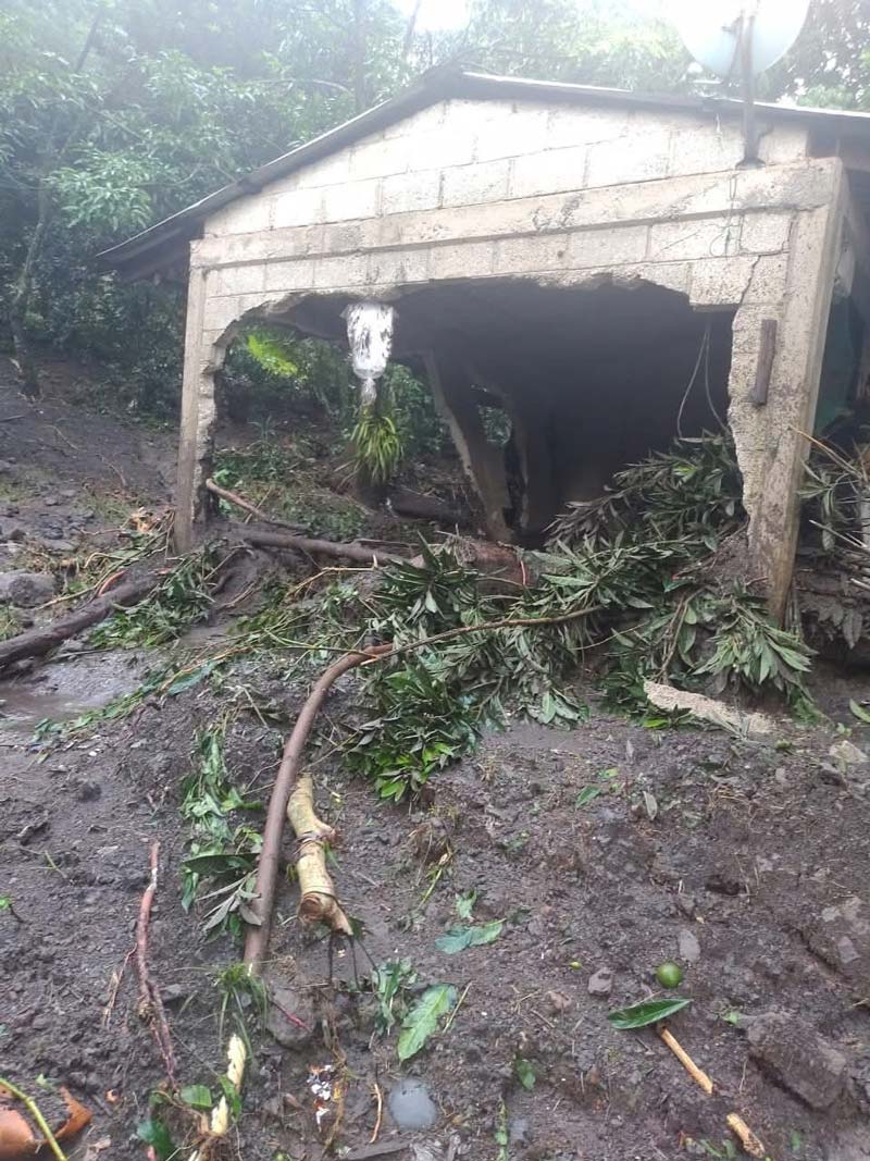 Caminos y puentes destruidos por Jerry en Tlacuilotepec; municipio incomunicado