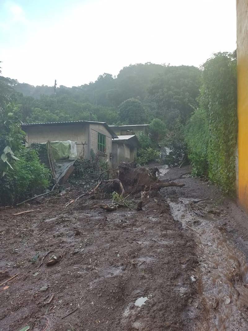 Caminos y puentes destruidos por Jerry en Tlacuilotepec; municipio incomunicado