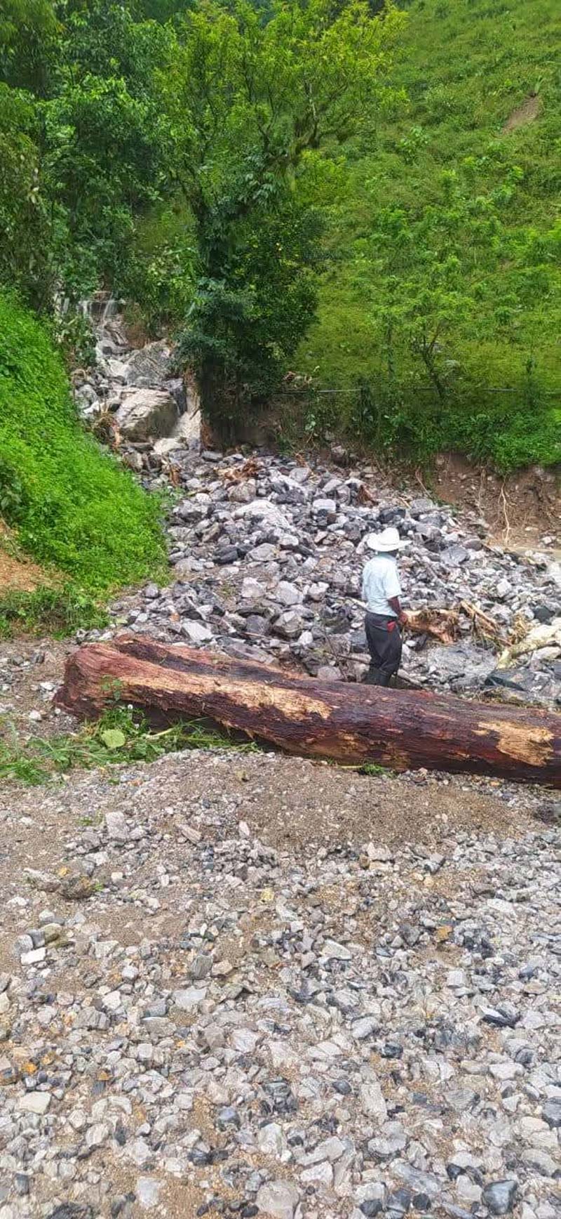 Caminos y puentes destruidos por Jerry en Tlacuilotepec; municipio incomunicado