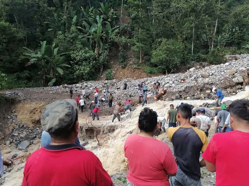 Caminos y puentes destruidos por Jerry en Tlacuilotepec; municipio incomunicado