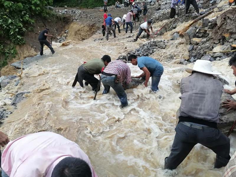 Caminos y puentes destruidos por Jerry en Tlacuilotepec; municipio incomunicado