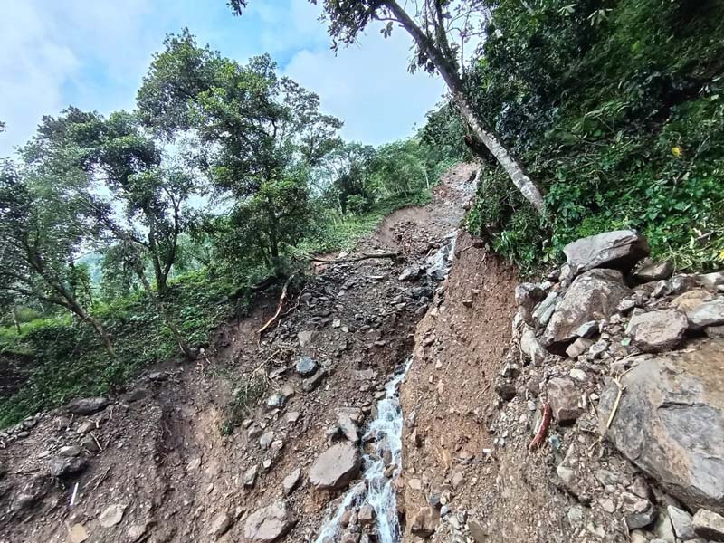 Caminos y puentes destruidos por Jerry en Tlacuilotepec; municipio incomunicado