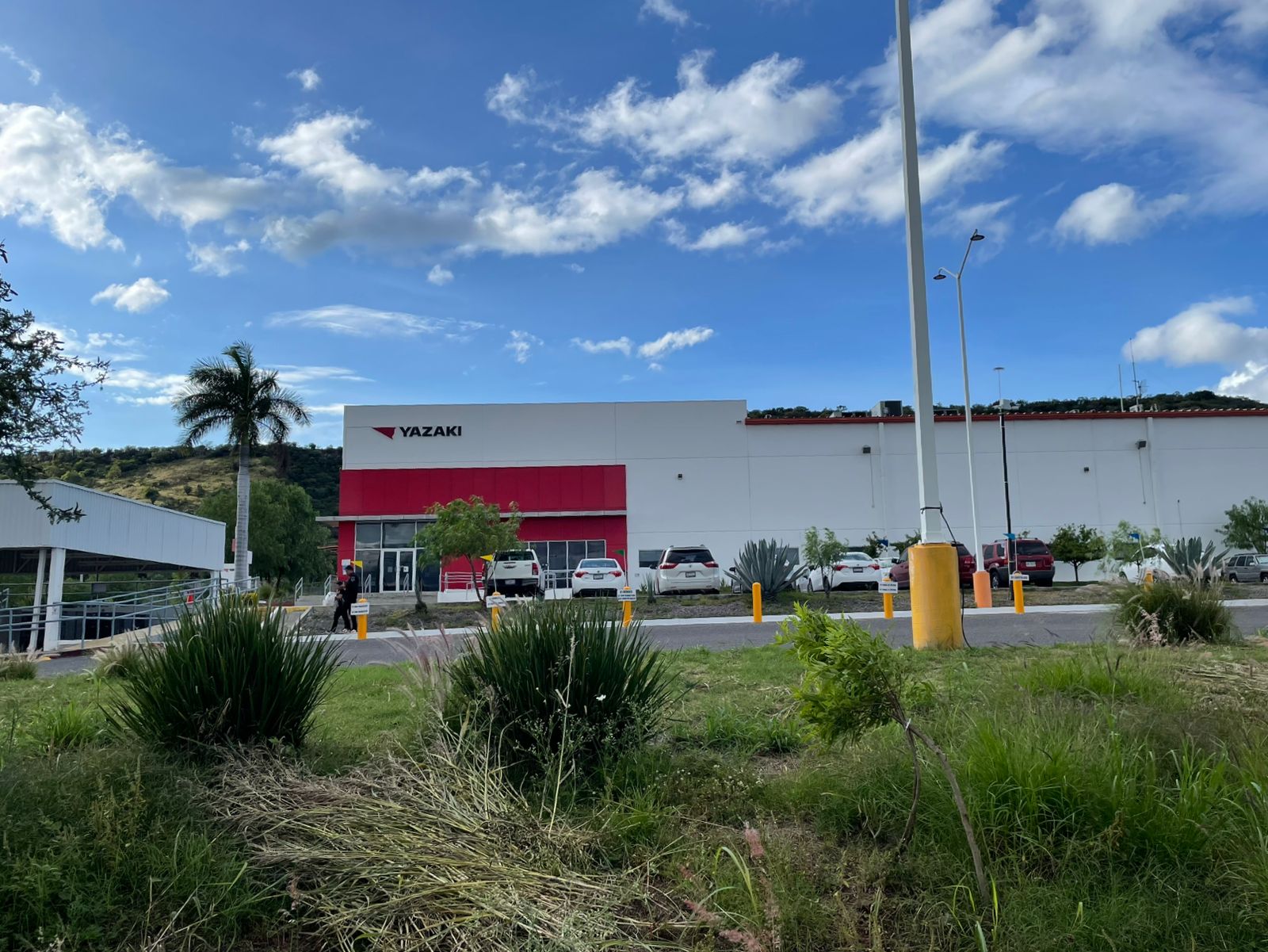 Dan prioridad laboral a trabajadores con más de 10 años en Kazaki tras anuncio de cierre
