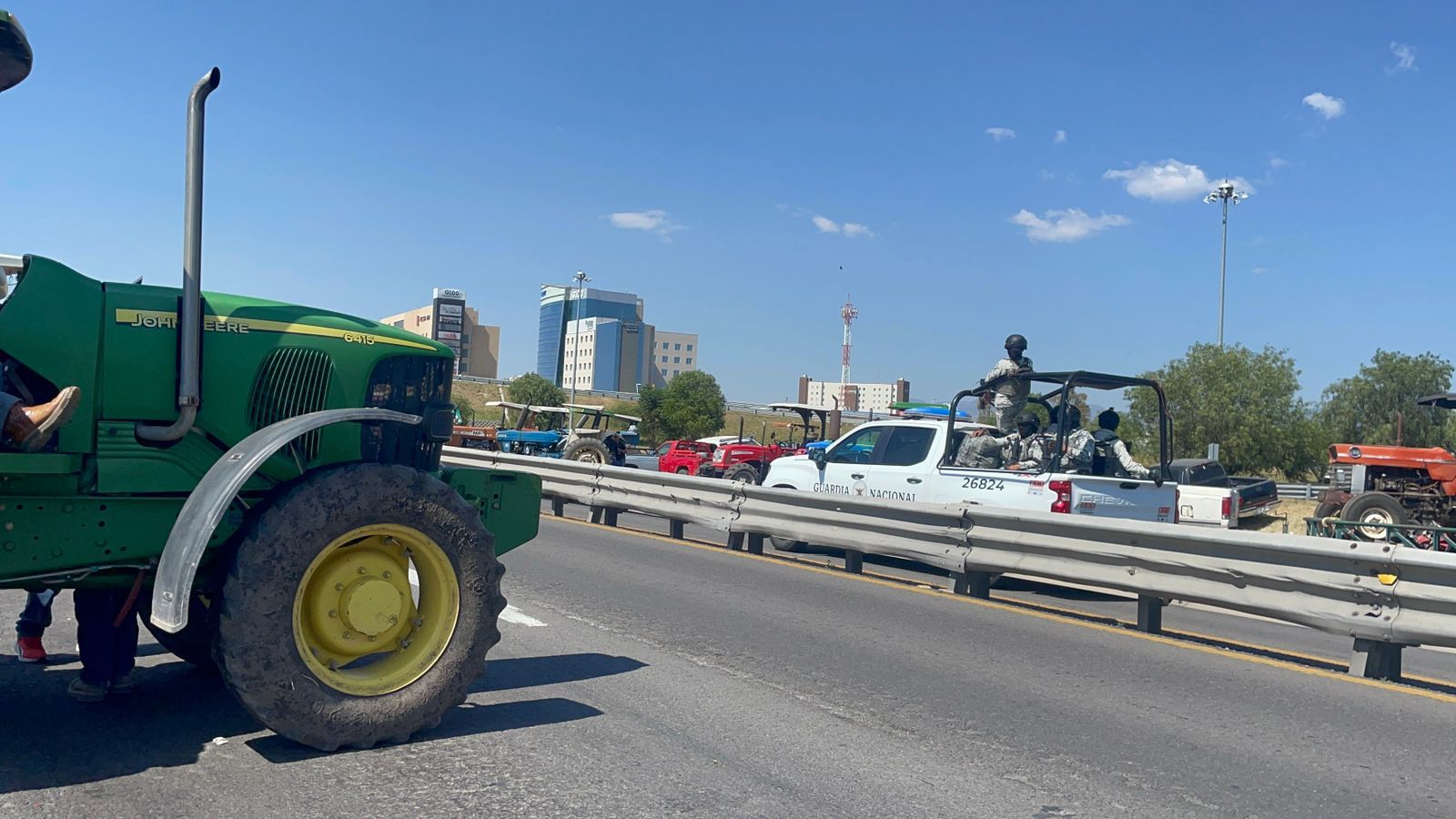 Campesinos mantienen bloqueos en Guanajuato mientras negocian con senadores