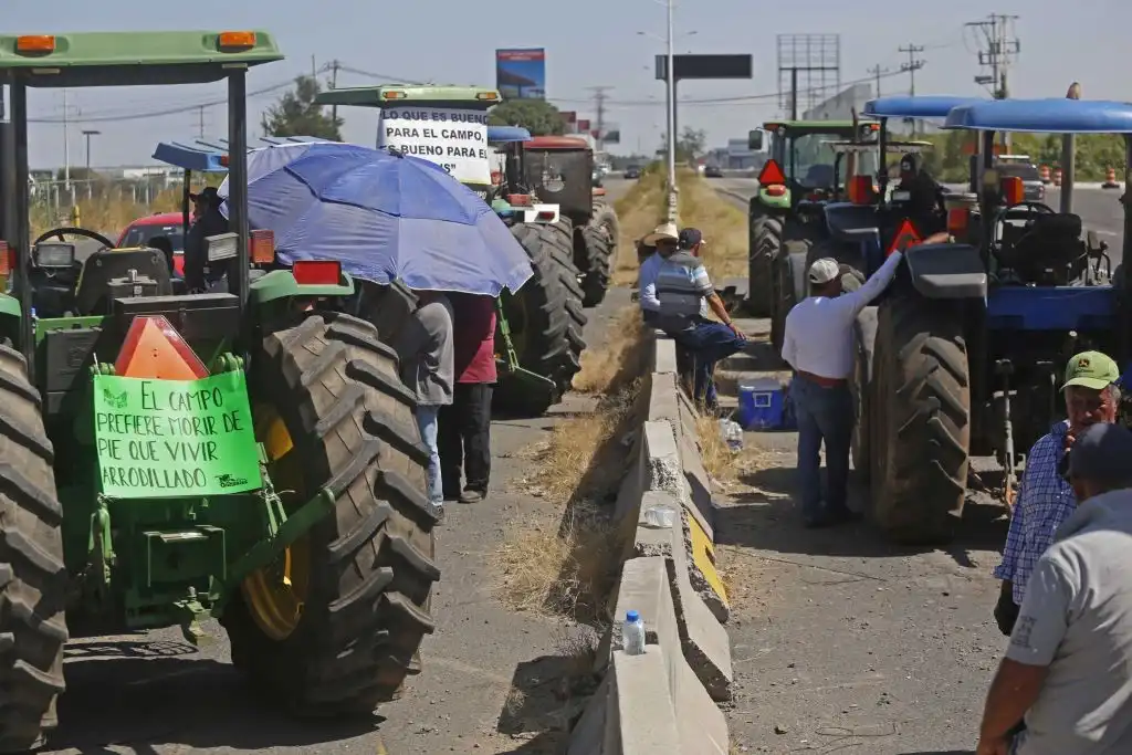¿En qué puntos carreteros continúan los bloqueos por parte de agricultores mexicanos?