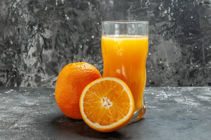 Jugos naturales, más caros por la subida de la naranja