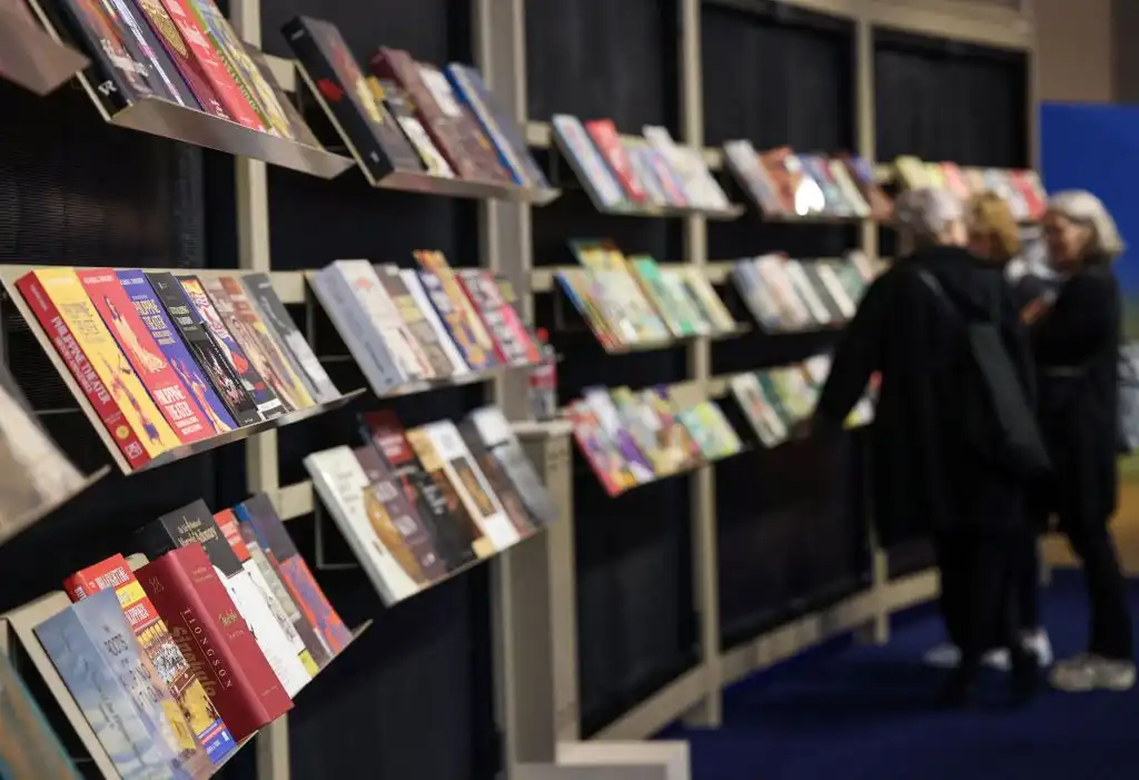 La censura literaria se expande: Estados Unidos multiplica las prohibiciones de libros con temas raciales y LGBTQ+