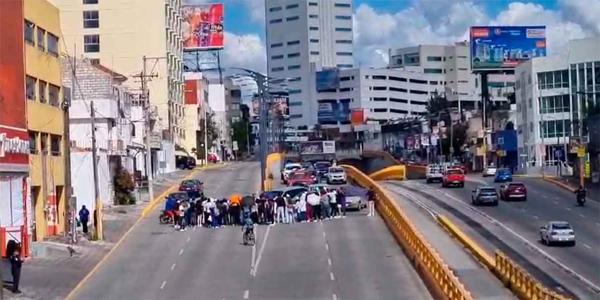 Alumnos bloquean el bulevar Atlixco en Puebla tras cierre de la Universidad Cuauhtémoc