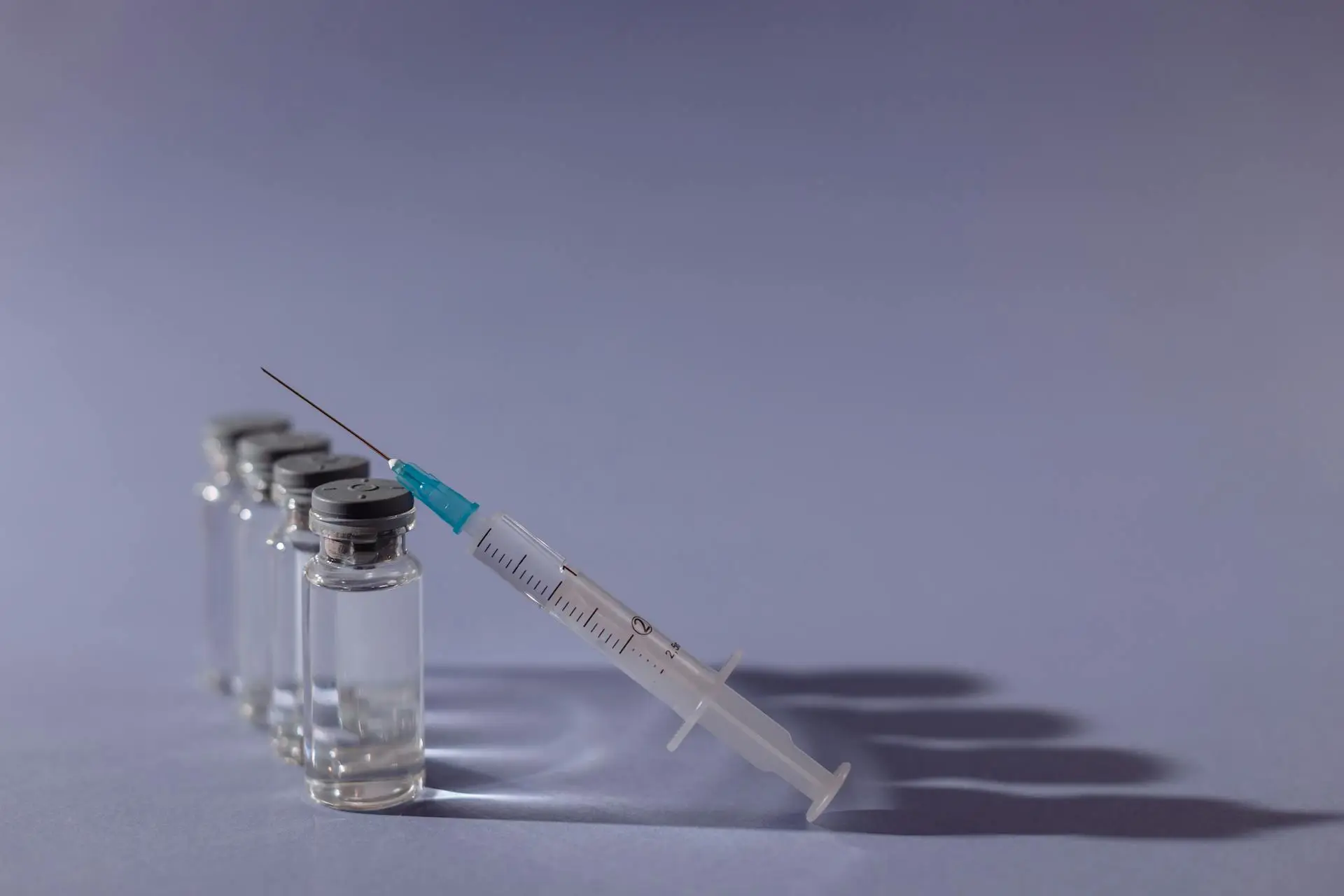 ¿Quiénes son prioridad? Llaman a vacunar contra neumococo, influenza y COVID