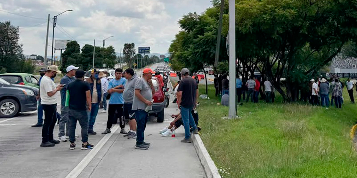 Bloqueo en el Periférico Ecológico de Puebla: dueños de autos chocolate reclaman justicia