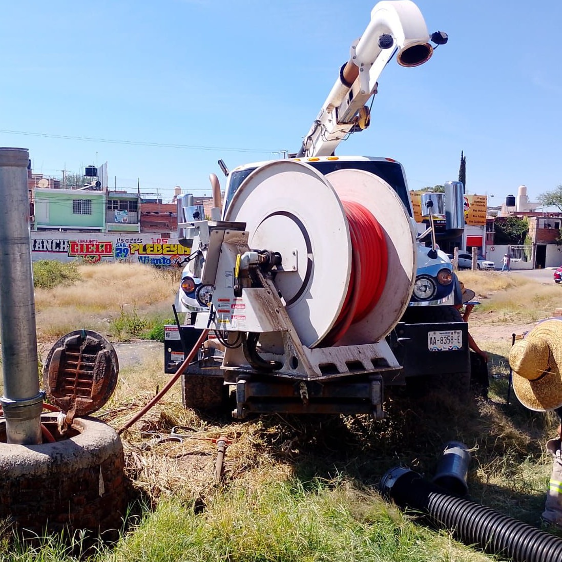 Atiende MIAA brotes de aguas negras y concluye reparaciones con bacheo en tres colonias