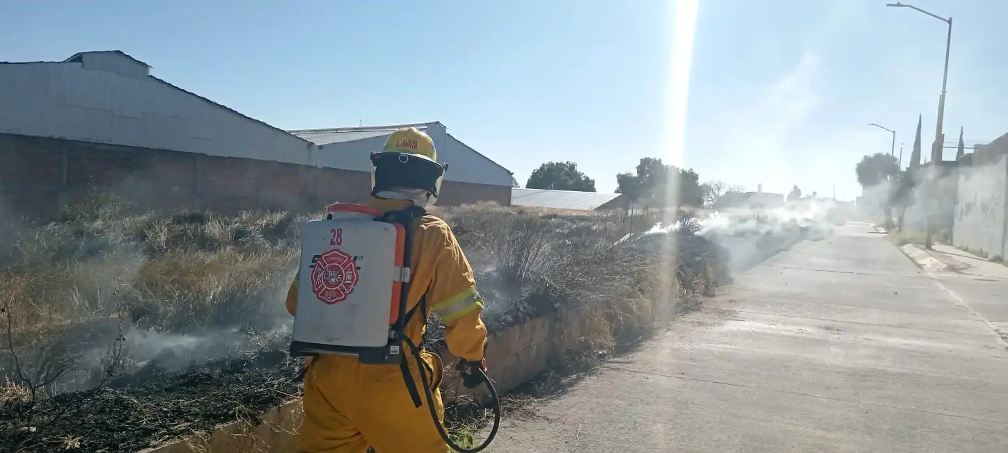 Bomberos listos para atender aumentos de incendios de pasto seco