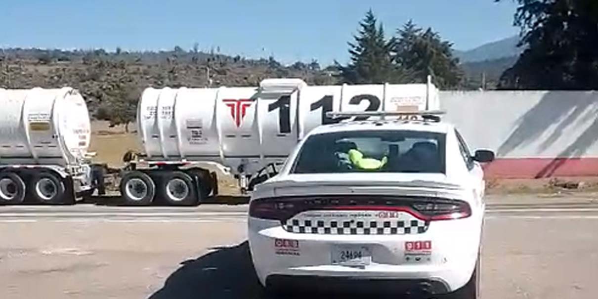 Guardia Nacional asegura tráiler abandonado en carretera El Seco–Azumbilla