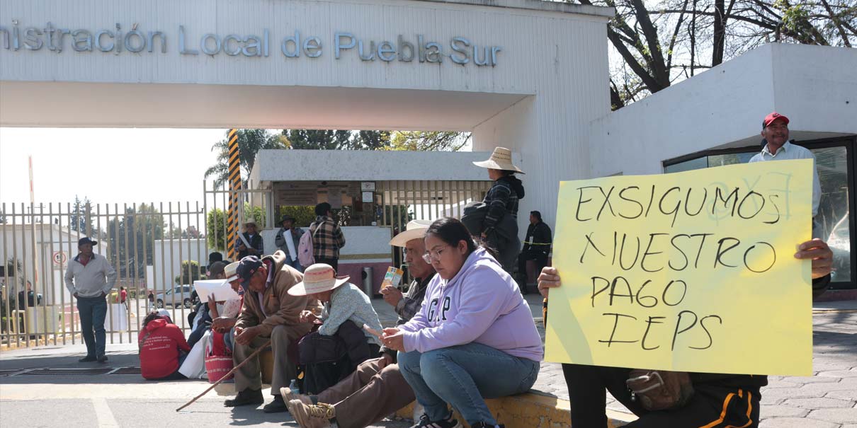 Campesinos bloquean oficinas del SAT por pagos pendientes