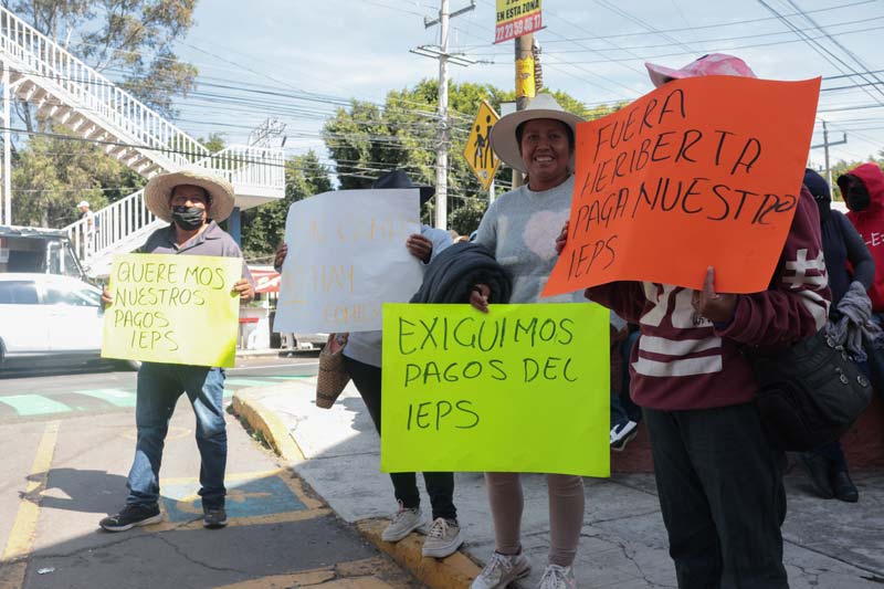 Campesinos bloquean oficinas del SAT por pagos pendientes