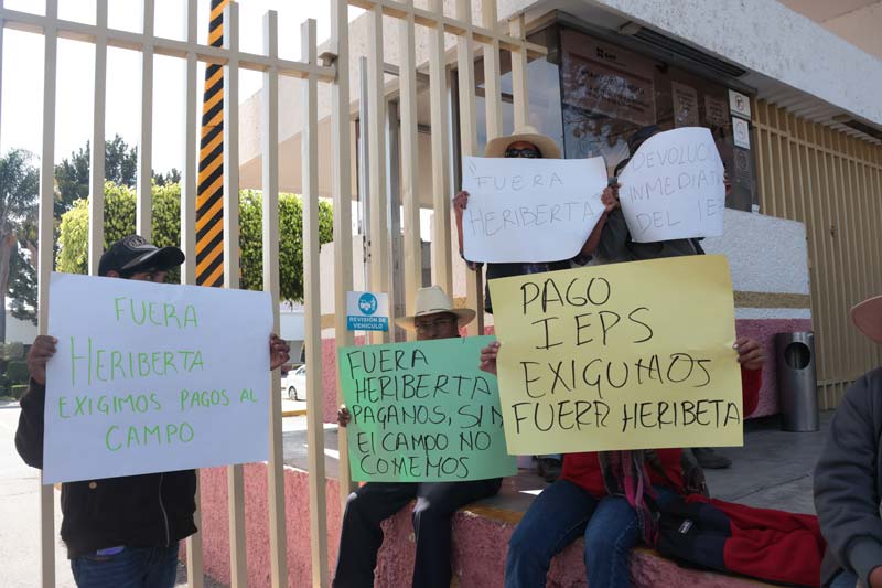 Campesinos bloquean oficinas del SAT por pagos pendientes