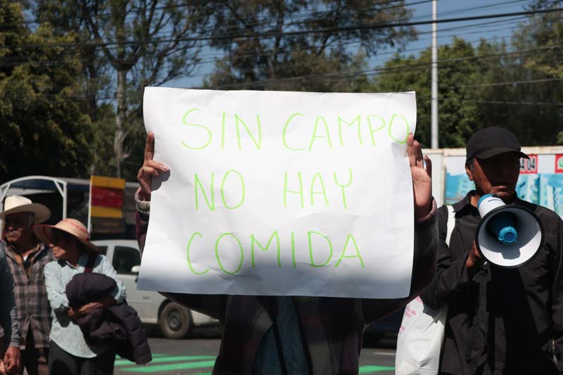 Campesinos bloquean oficinas del SAT por pagos pendientes