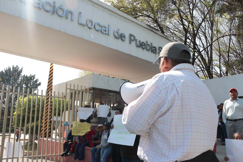 Campesinos bloquean oficinas del SAT por pagos pendientes