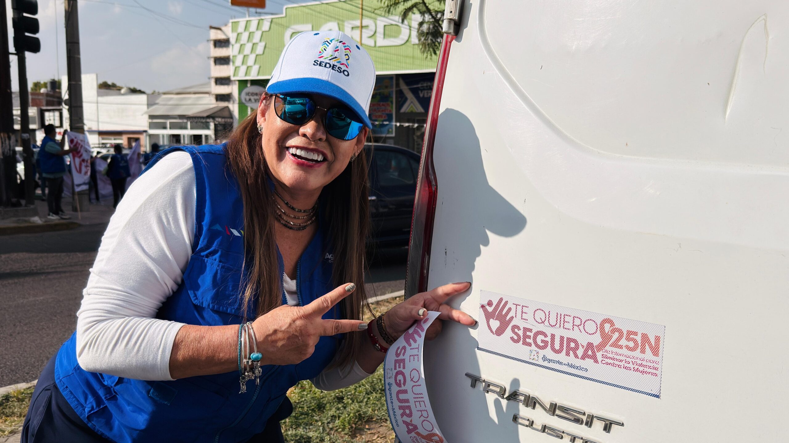 Como parte de la campaña “Te Quiero Segura”, fueron pegadas calcas en automóviles