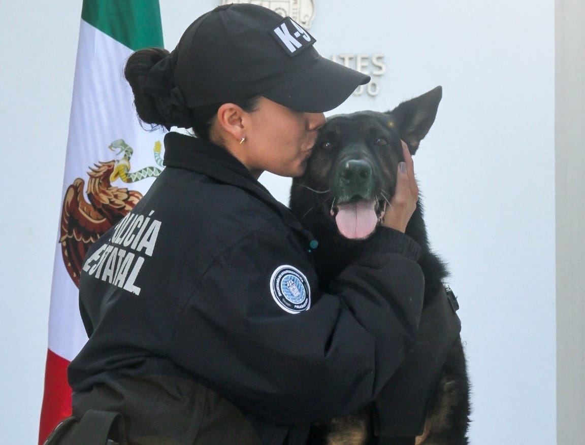 Con honores se jubilan cinco héroes K9 tras una vida de servicio