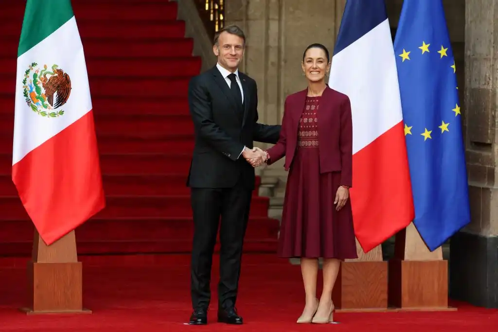 Sheinbaum busca la repatriación de códices mexicas en la visita de Macron a México