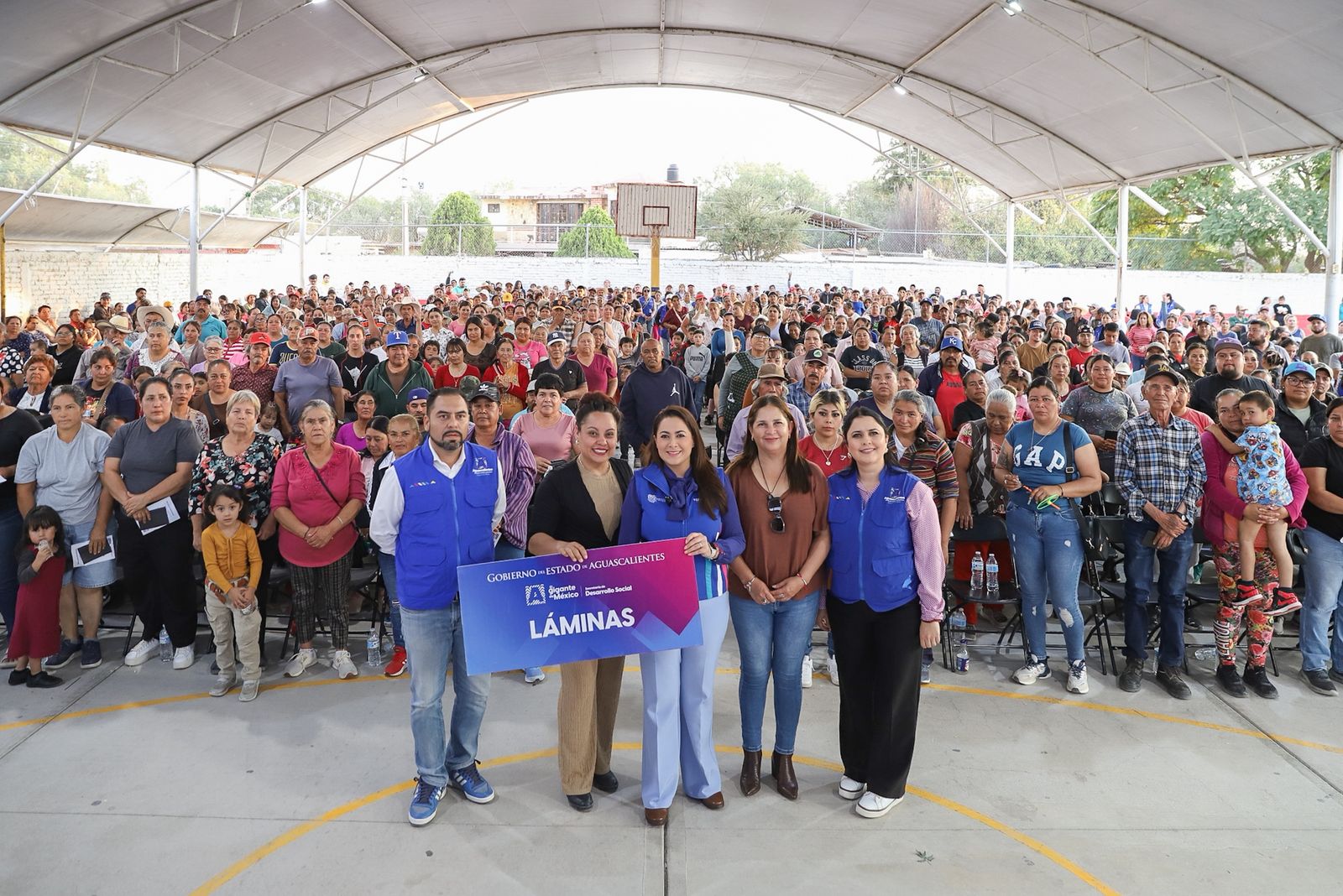 Entregan más de mil apoyos a familias de El Llano para que puedan mejorar su hogar