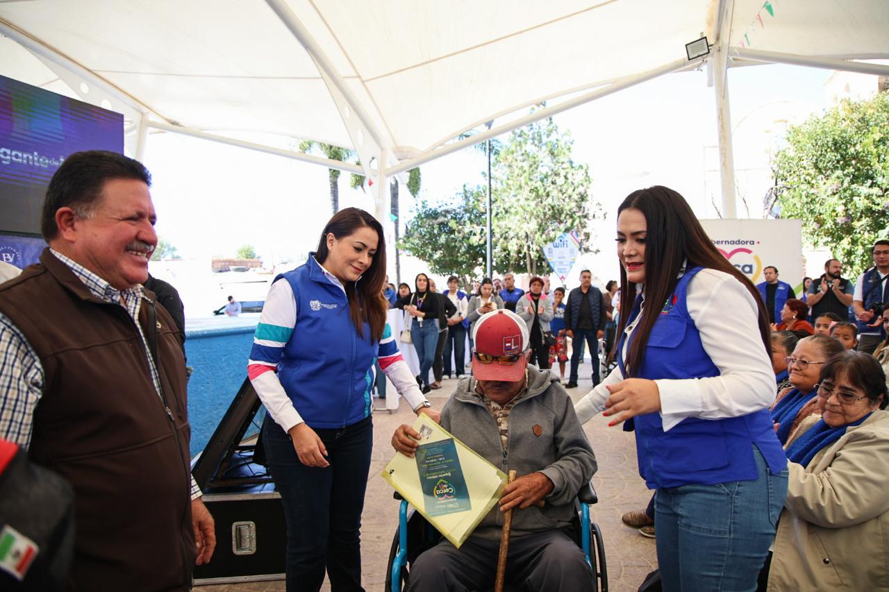 Entregan sillas de ruedas a los vecinos de la comunidad Guadalupe de Atlas