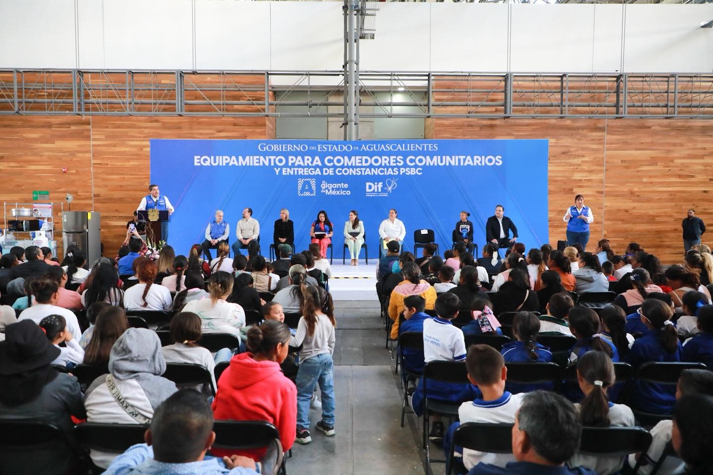 Equipan con mobiliario casi 90 comedores escolares y comunitarios