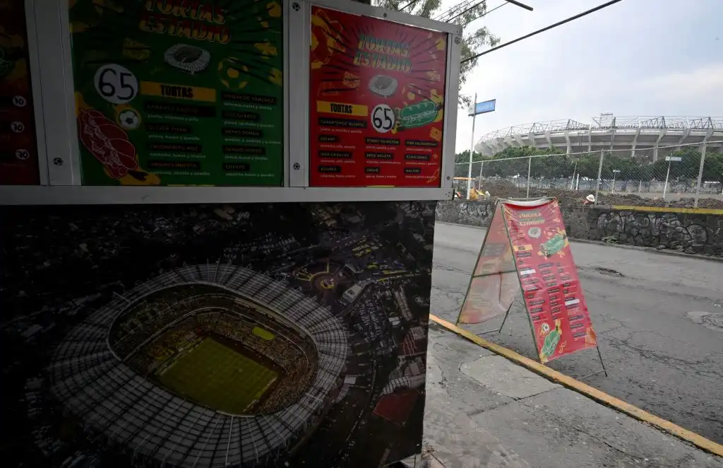 La otra cara del Mundial 2026: puestos callejeros del Estadio Azteca temen perder su sustento