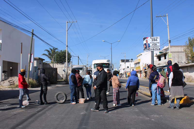 Bloqueo en Camino al Batán por denuncias de abuso y tortura en penal de Puebla