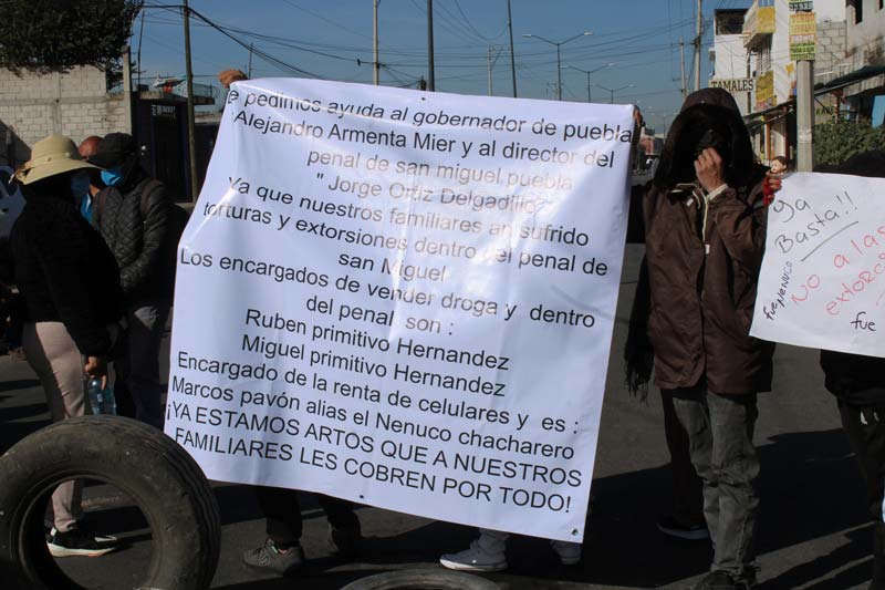 Bloqueo en Camino al Batán por denuncias de abuso y tortura en penal de Puebla