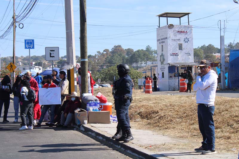Bloqueo en Camino al Batán por denuncias de abuso y tortura en penal de Puebla